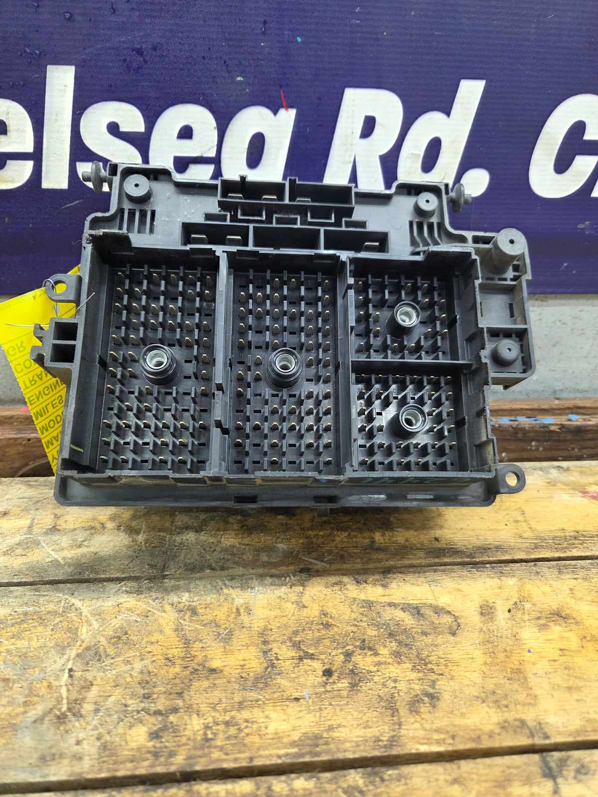 2003-2005 Chevrolet Silverado / GMC Sierra 1500 250 3500 Engine Bay Fuse Box - 15201928