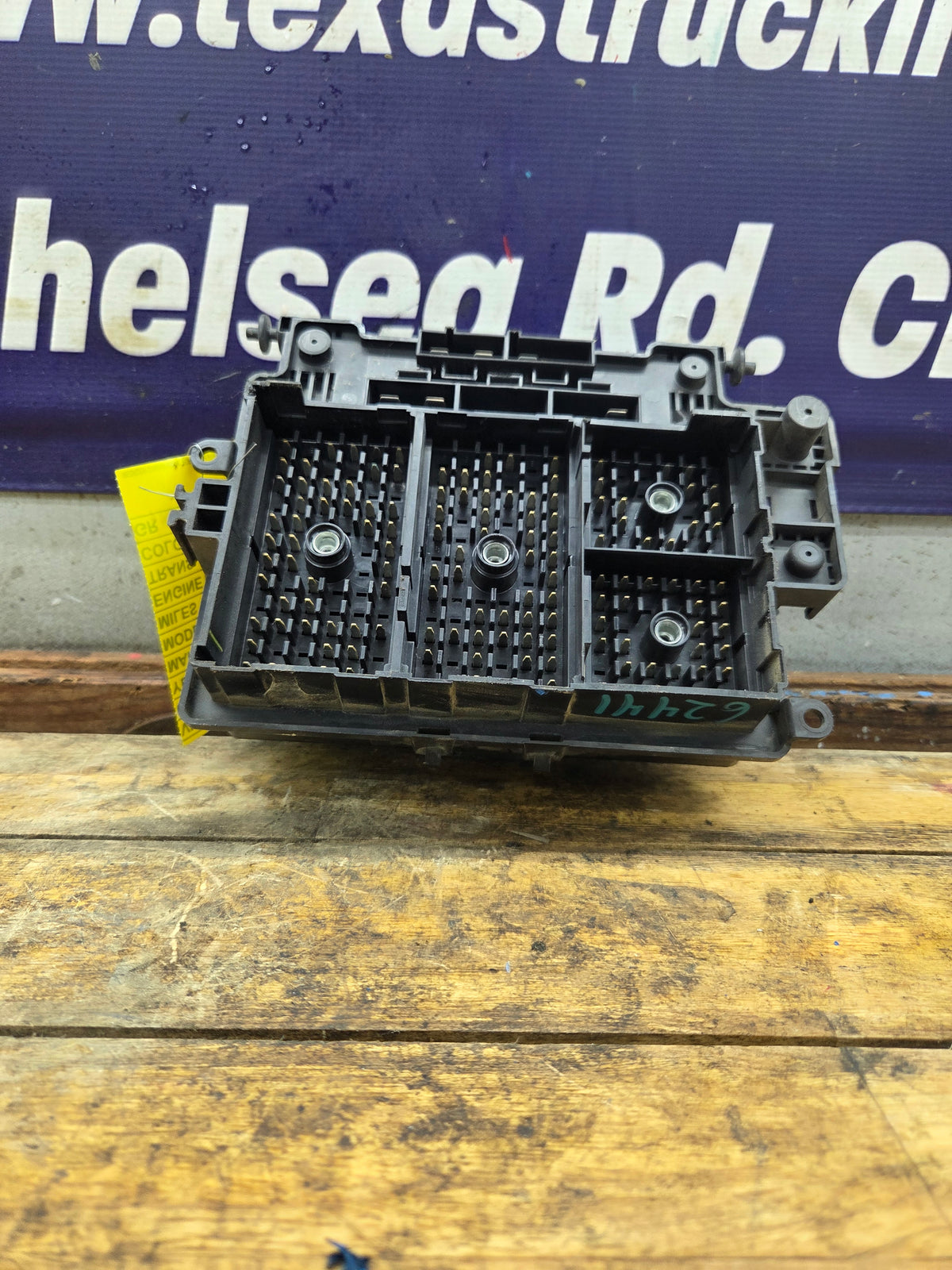 2003-2005 Chevrolet Silverado / GMC Sierra 1500 250 3500 Engine Bay Fuse Box - 15201928