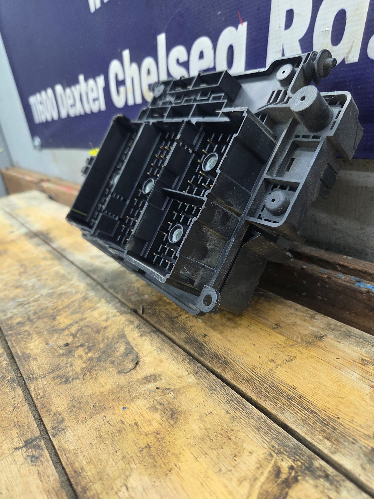 2003-2005 Chevrolet Silverado / GMC Sierra 1500 250 3500 Engine Bay Fuse Box - 15201928