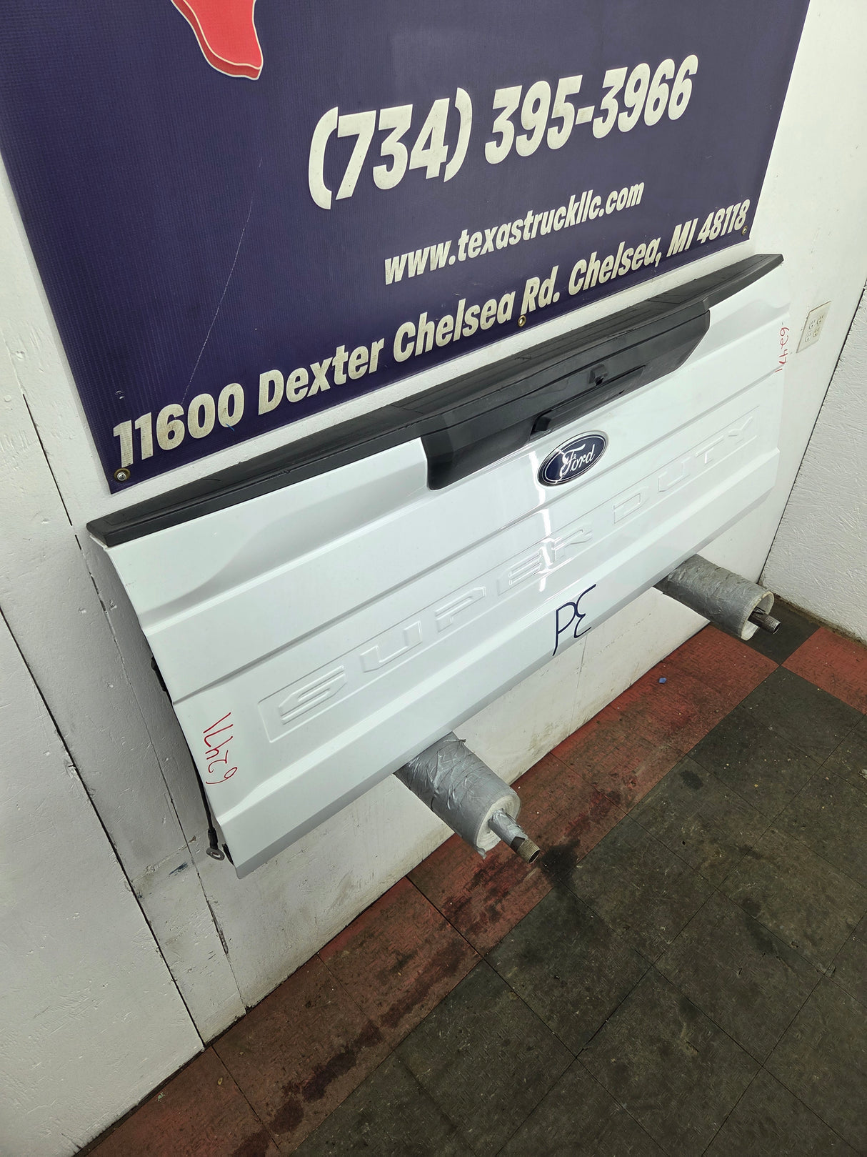 2017-2022 Ford F250 F350 F450 F550 Super Duty Tailgate - Oxford White