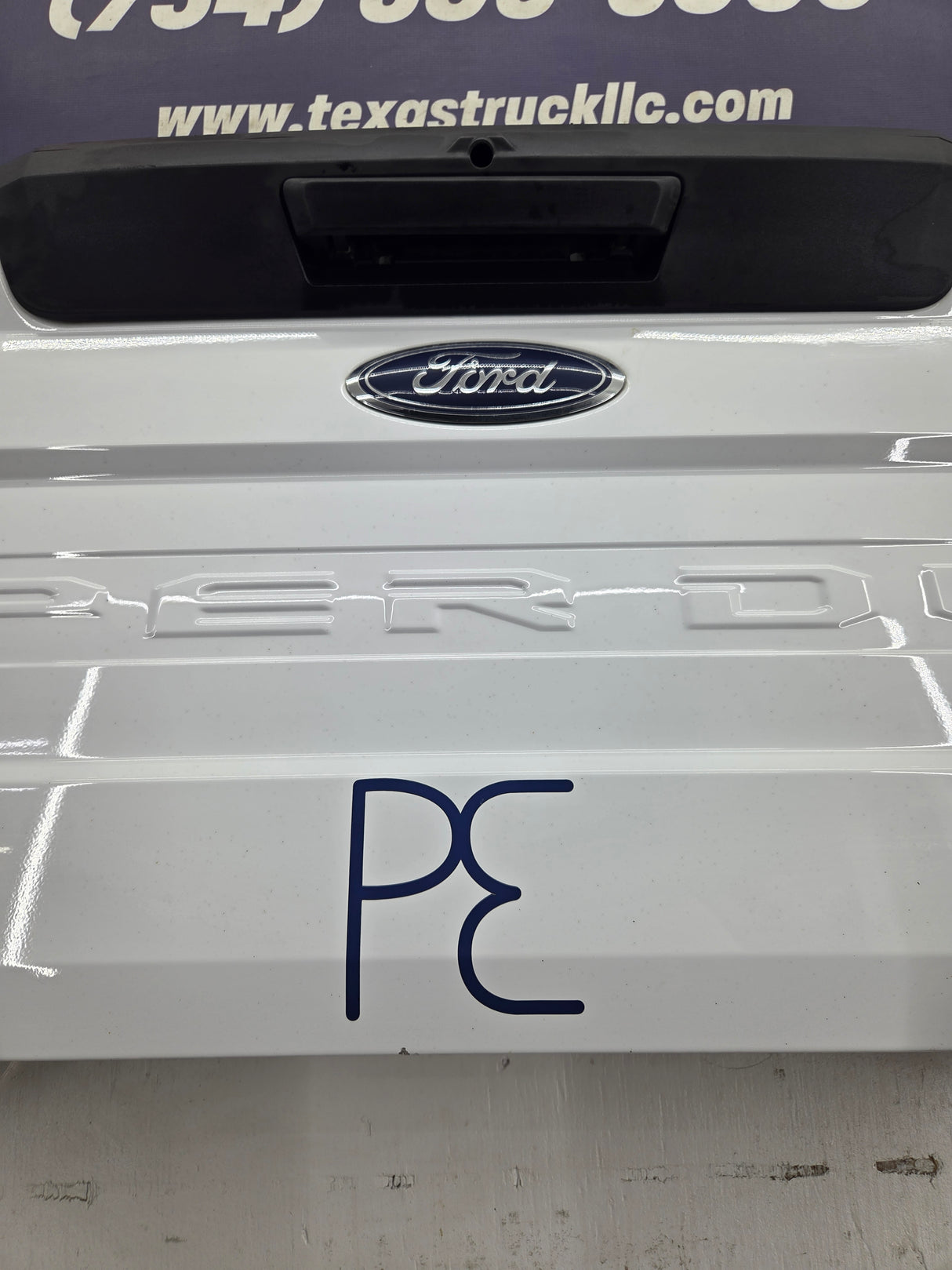 2017-2022 Ford F250 F350 F450 F550 Super Duty Tailgate - Oxford White