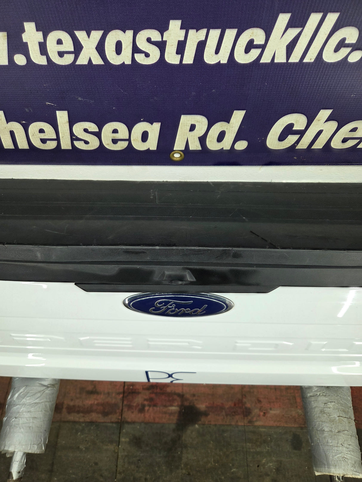 2017-2022 Ford F250 F350 F450 F550 Super Duty Tailgate - Oxford White