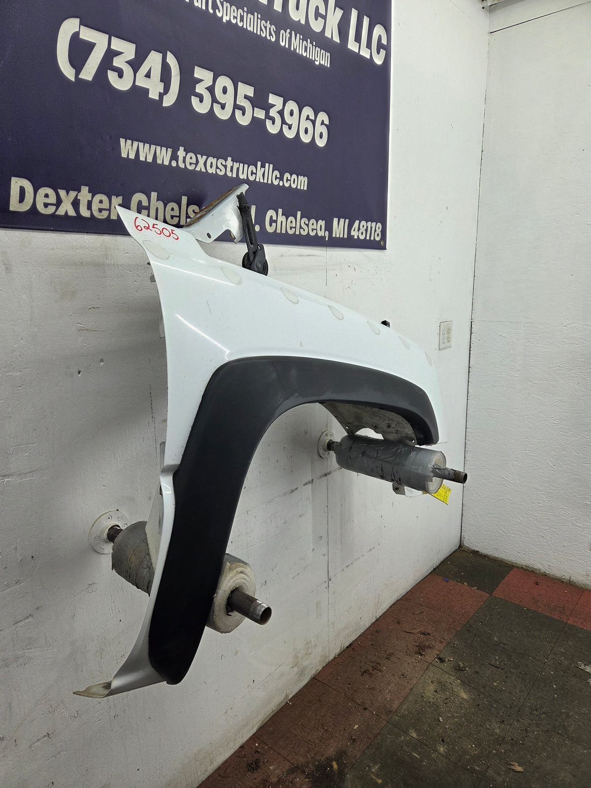 2003-2007 Chevrolet Silverado / Tahoe / Suburban 1500 2500 3500 HD RH Passenger Side "Cateye" Front Fender