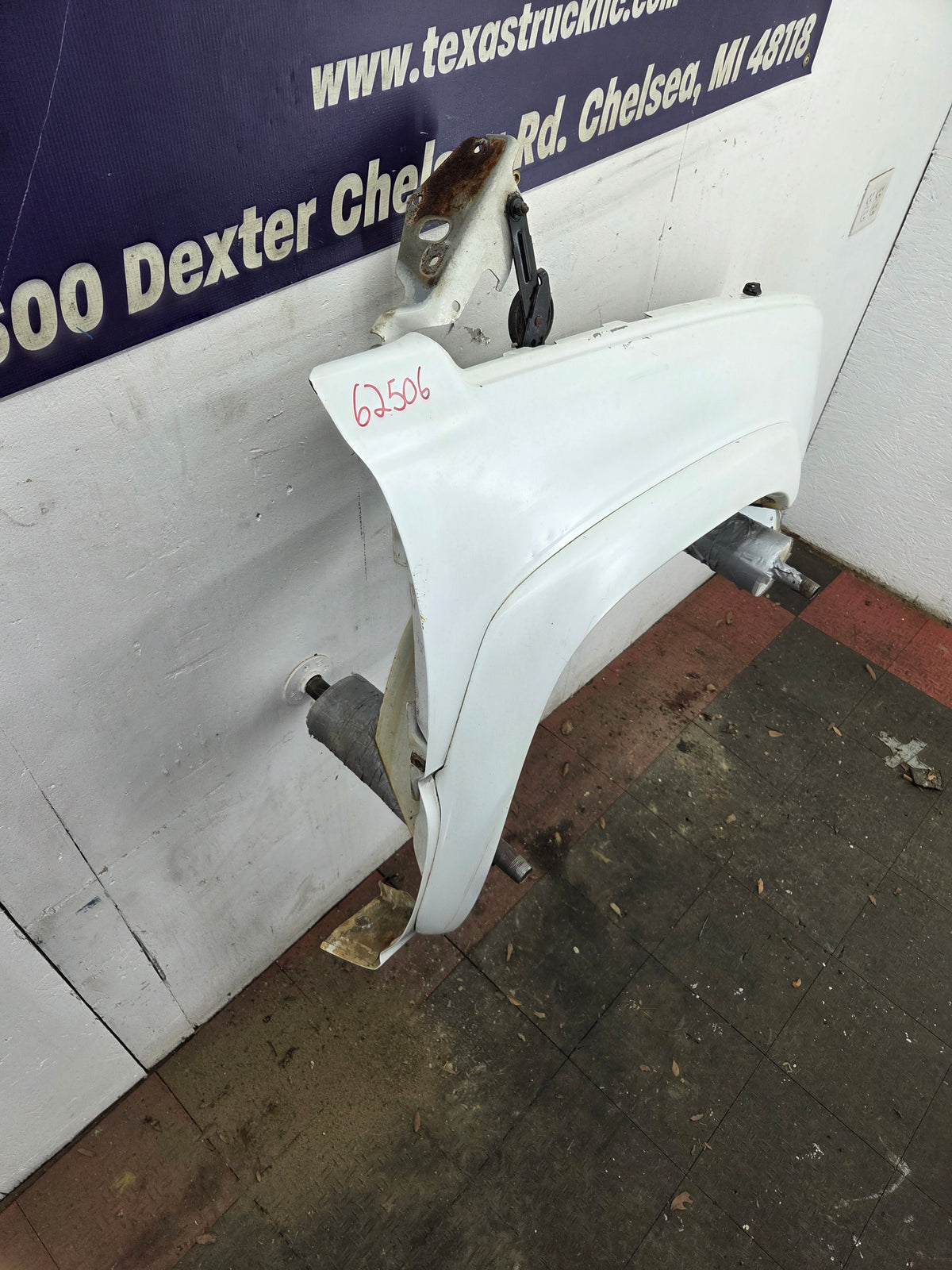 2003-2007 Chevrolet Silverado / Tahoe / Suburban 1500 2500 3500 HD RH Passenger Side "Cateye" Front Fender