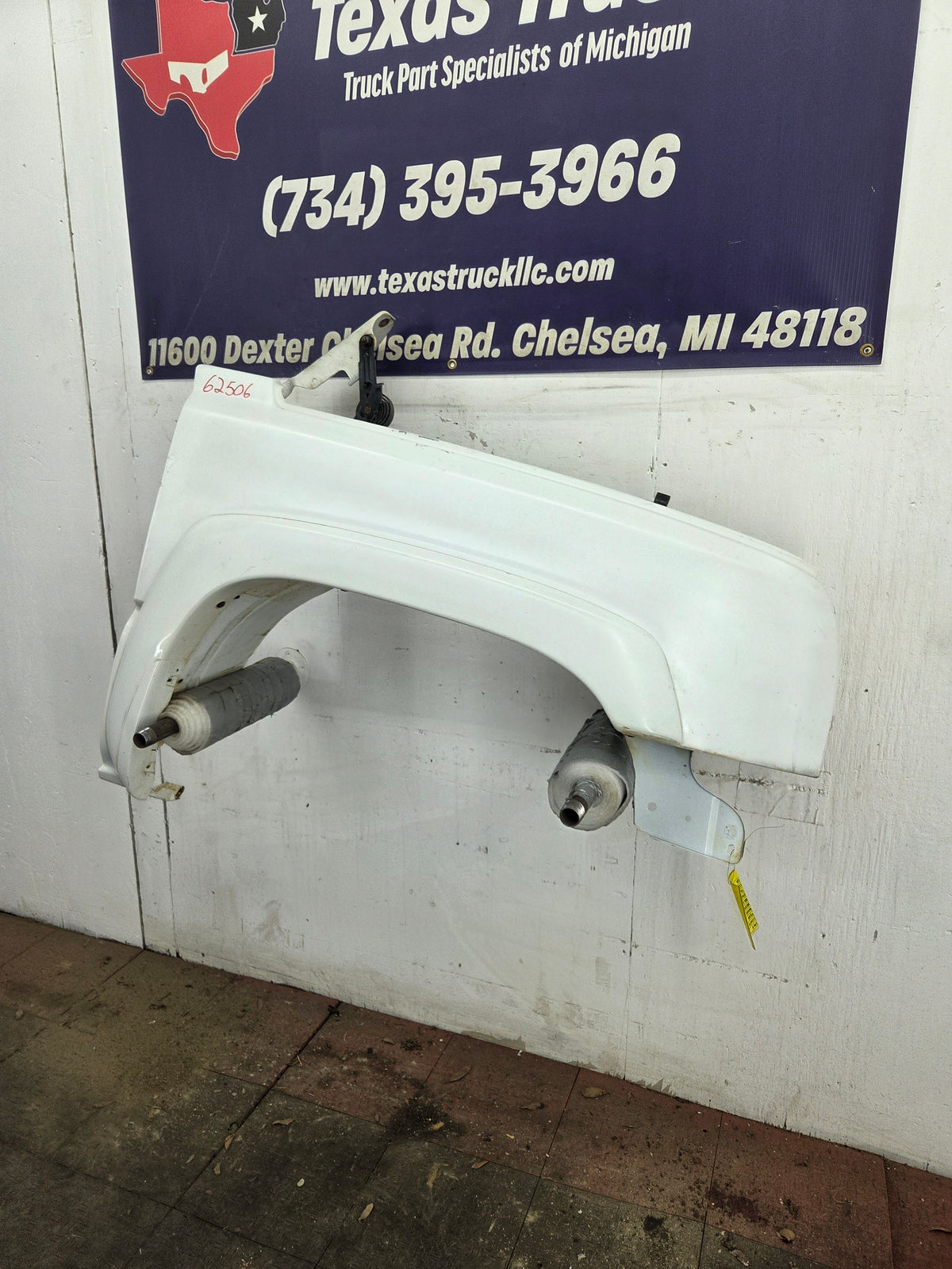 2003-2007 Chevrolet Silverado / Tahoe / Suburban 1500 2500 3500 HD RH Passenger Side "Cateye" Front Fender