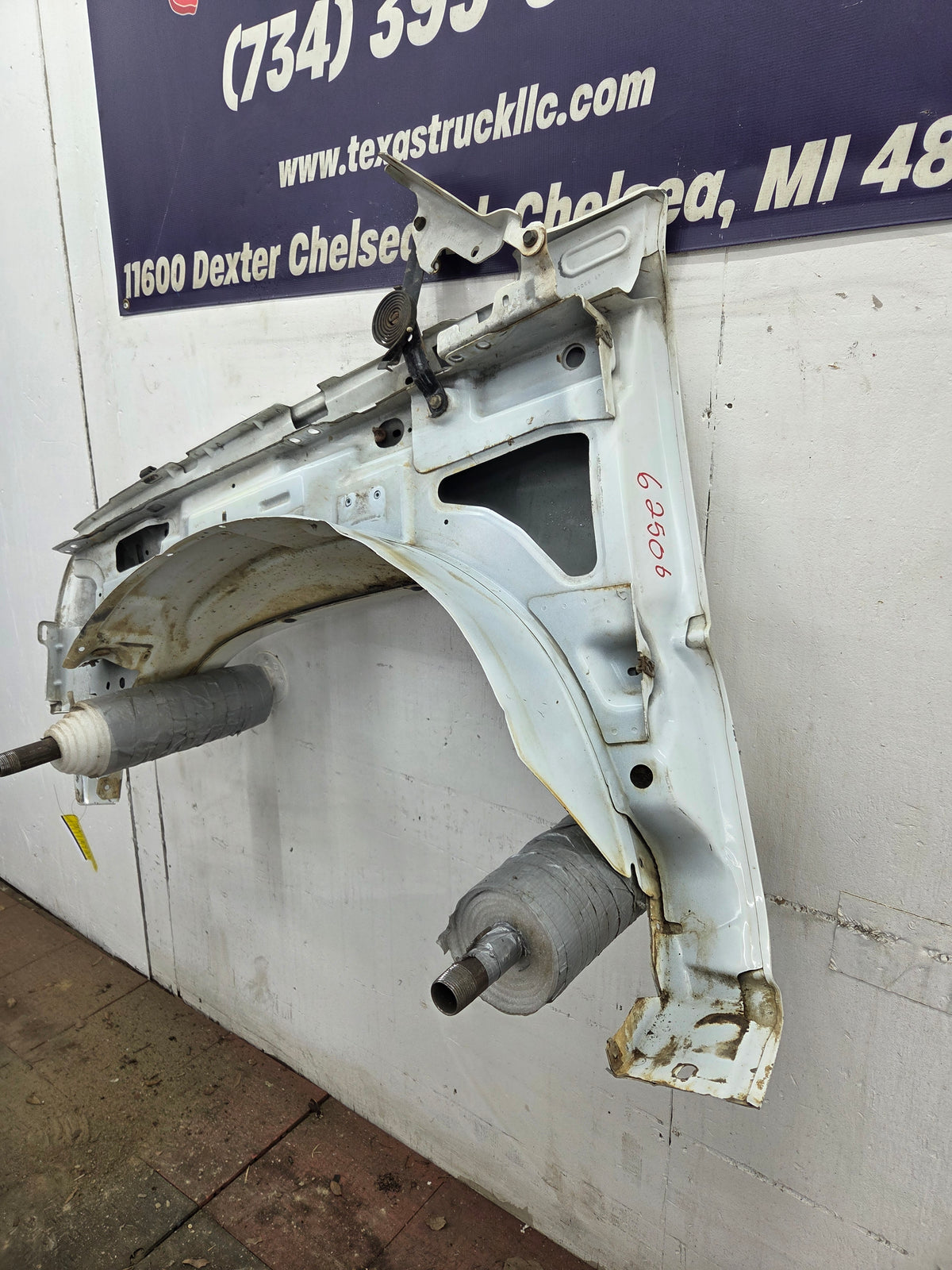 2003-2007 Chevrolet Silverado / Tahoe / Suburban 1500 2500 3500 HD RH Passenger Side "Cateye" Front Fender