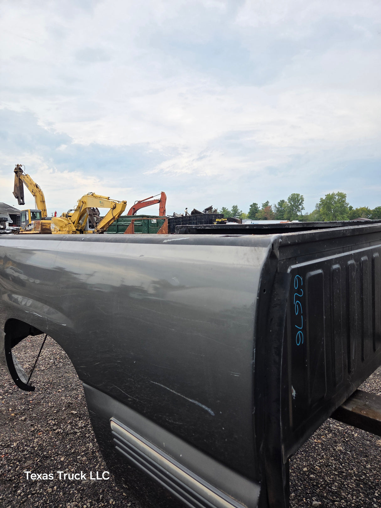 1999-2007 Chevrolet Silverado / GMC Sierra 1500 2500HD 3500HD 6' 6" Short Truck Bed *Damage