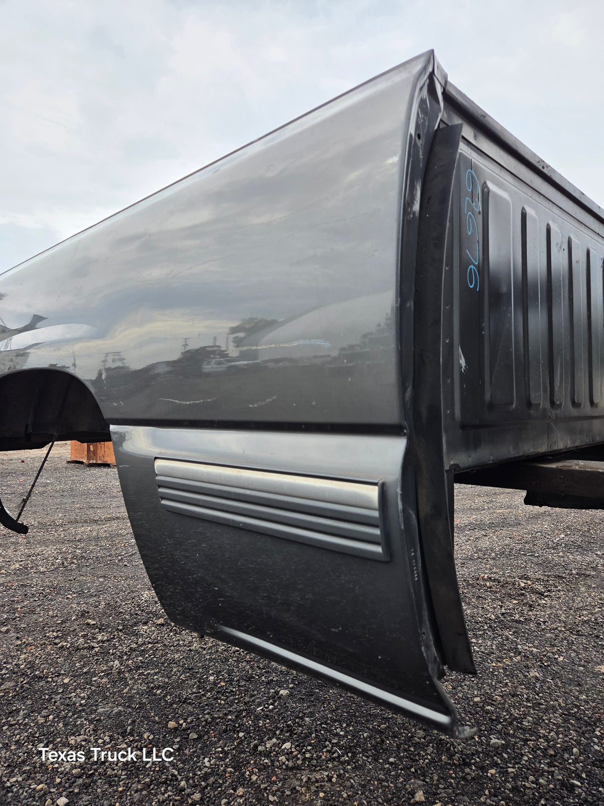 1999-2007 Chevrolet Silverado / GMC Sierra 1500 2500HD 3500HD 6' 6" Short Truck Bed *Damage