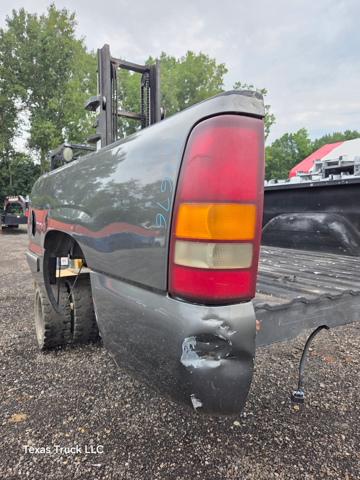 1999-2007 Chevrolet Silverado / GMC Sierra 1500 2500HD 3500HD 6' 6" Short Truck Bed *Damage