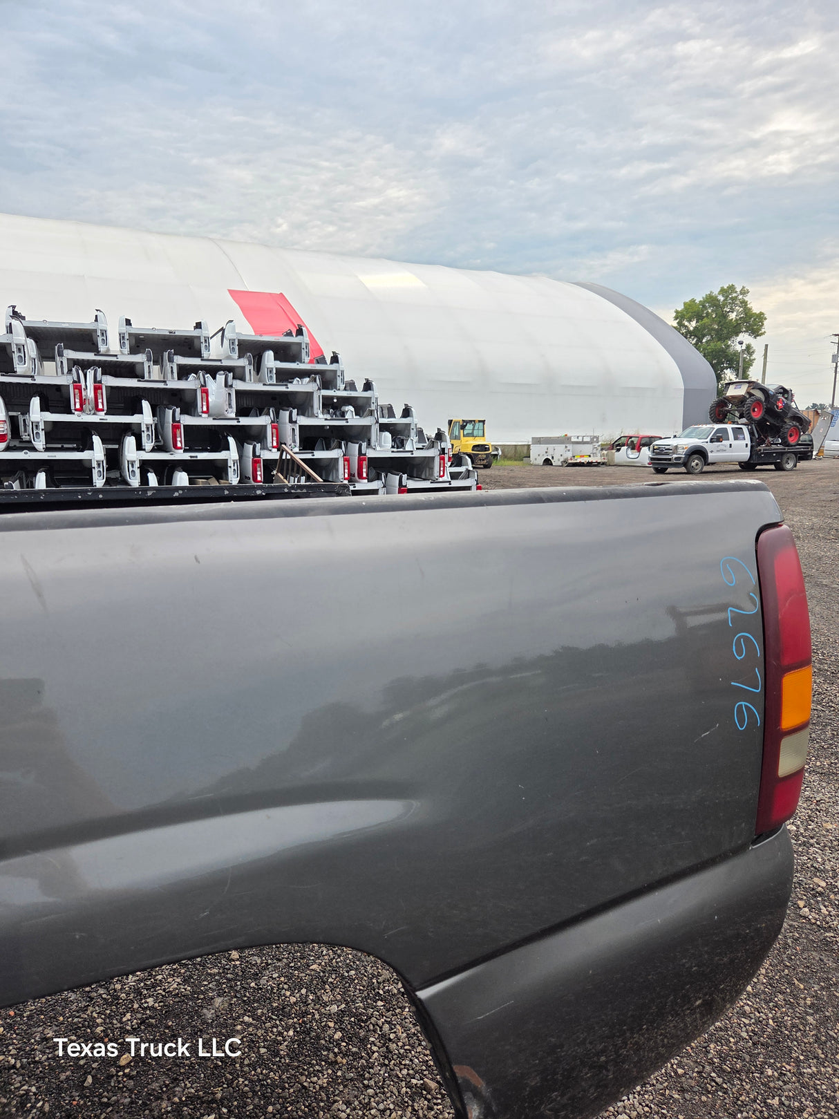 1999-2007 Chevrolet Silverado / GMC Sierra 1500 2500HD 3500HD 6' 6" Short Truck Bed *Damage