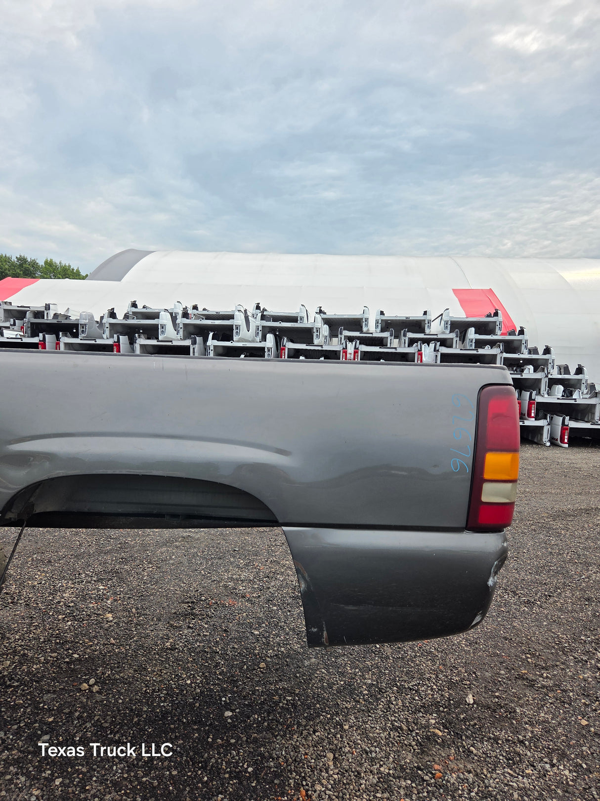 1999-2007 Chevrolet Silverado / GMC Sierra 1500 2500HD 3500HD 6' 6" Short Truck Bed *Damage