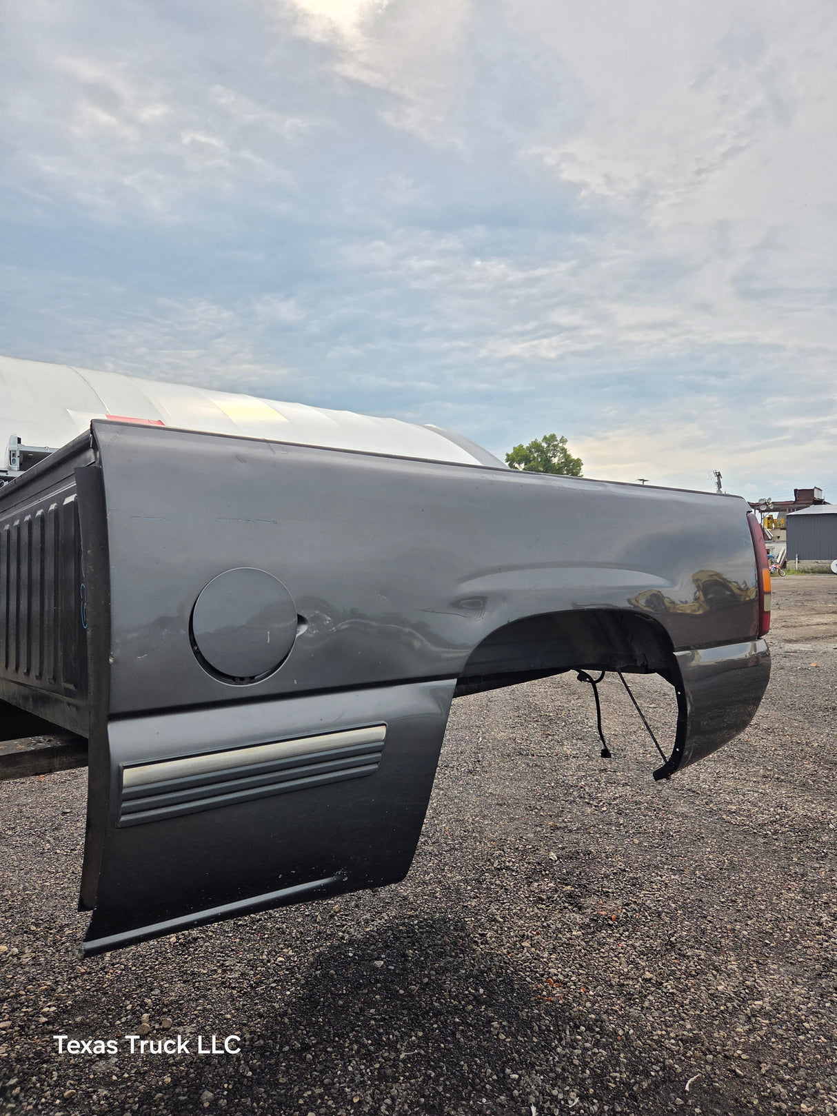 1999-2007 Chevrolet Silverado / GMC Sierra 1500 2500HD 3500HD 6' 6" Short Truck Bed *Damage