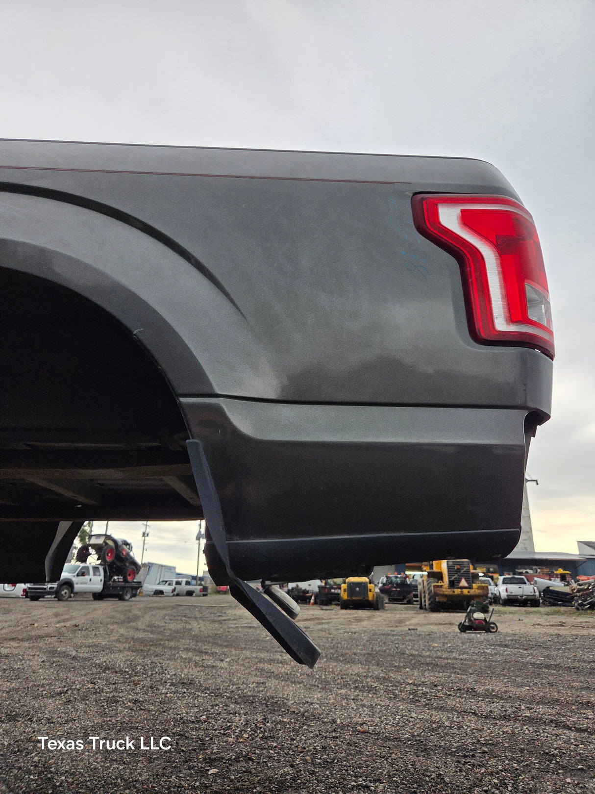 2015-2020 Ford F150 8' Long Bed Without Wheel Lip Molding - Magnetic Grey *Damage