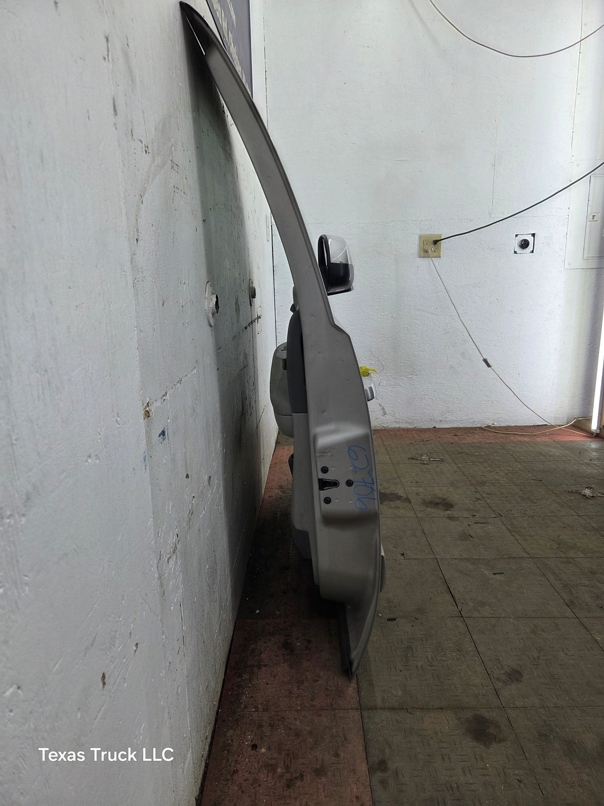 2007-2013 Chevrolet Silverado / GMC Sierra 1500 2500 3500 HD RH Front Passenger Side Door