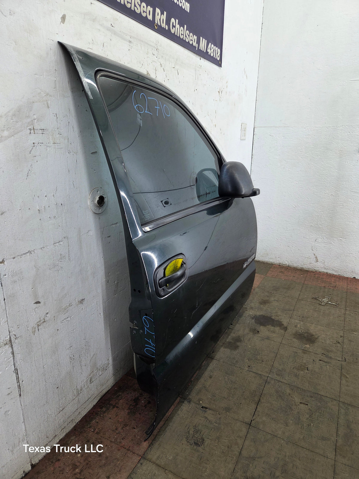 1999-2006 Chevrolet Silverado / GMC Sierra 1500 2500 3500 HD Front Passenger side Door RH