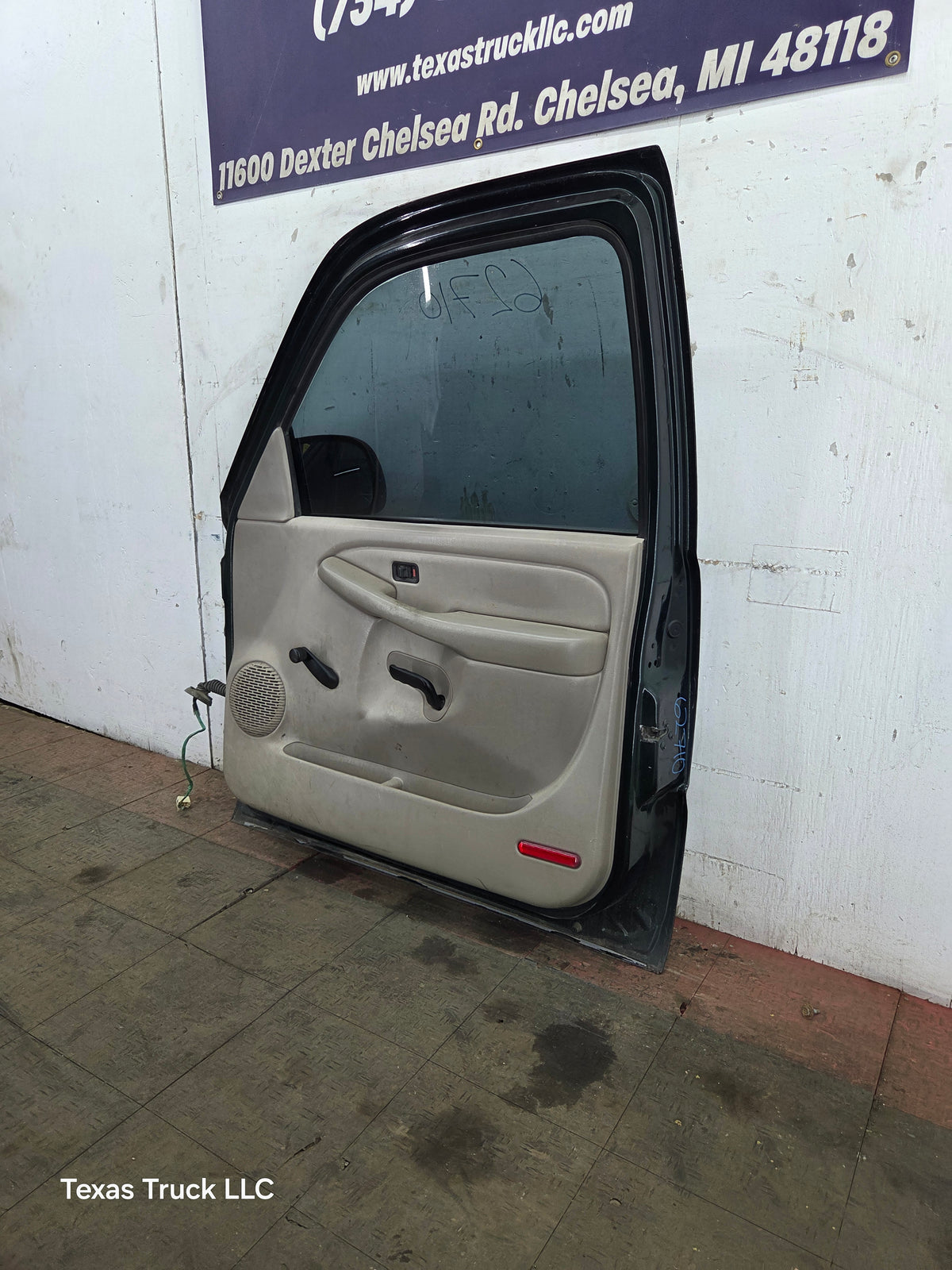 1999-2006 Chevrolet Silverado / GMC Sierra 1500 2500 3500 HD Front Passenger side Door RH