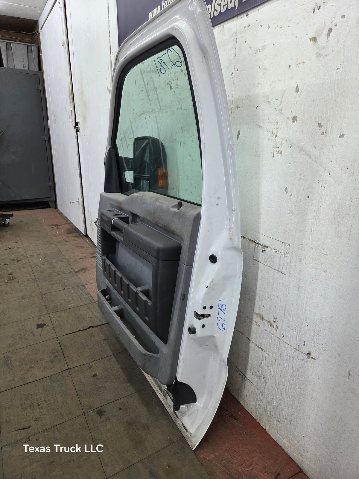 2012-2016 Ford Super Duty RH Passenger Side Front Door F250 F350 F450 F550