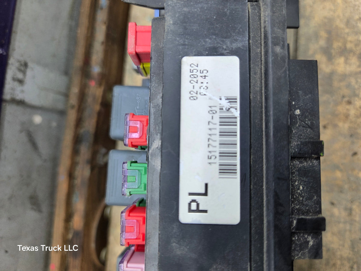 2003-2005 Chevrolet Silverado / GMC Sierra 1500 250 3500 Engine Bay Fuse Box - 15177117