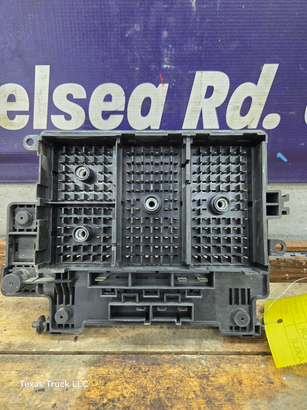 2003-2005 Chevrolet Silverado / GMC Sierra 1500 250 3500 Engine Bay Fuse Box - 15177117
