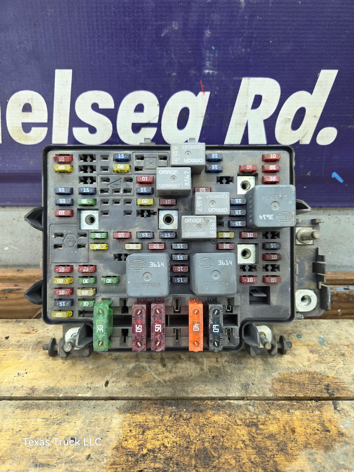1999-2002 Chevrolet Silverado / GMC Sierra 1500 Engine Bay Fuse Box - 15328806
