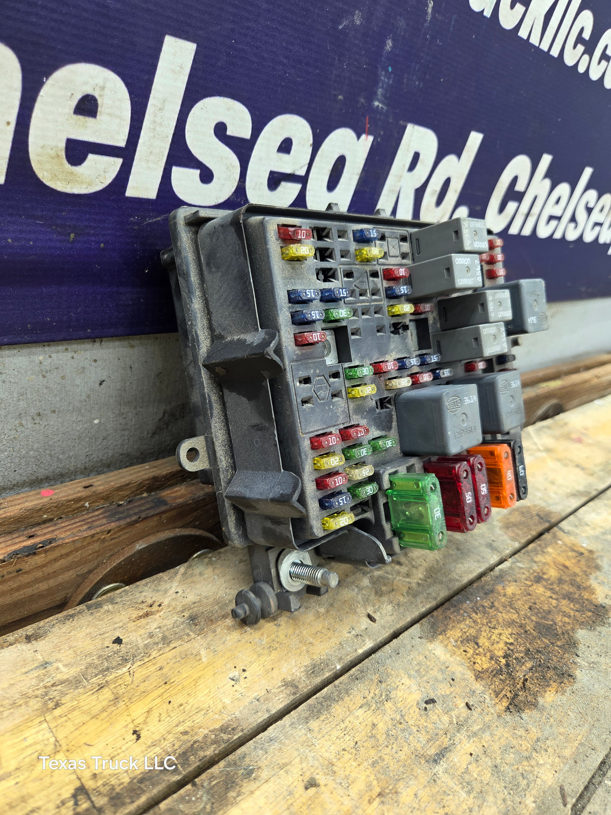 1999-2002 Chevrolet Silverado / GMC Sierra 1500 Engine Bay Fuse Box - 15328806