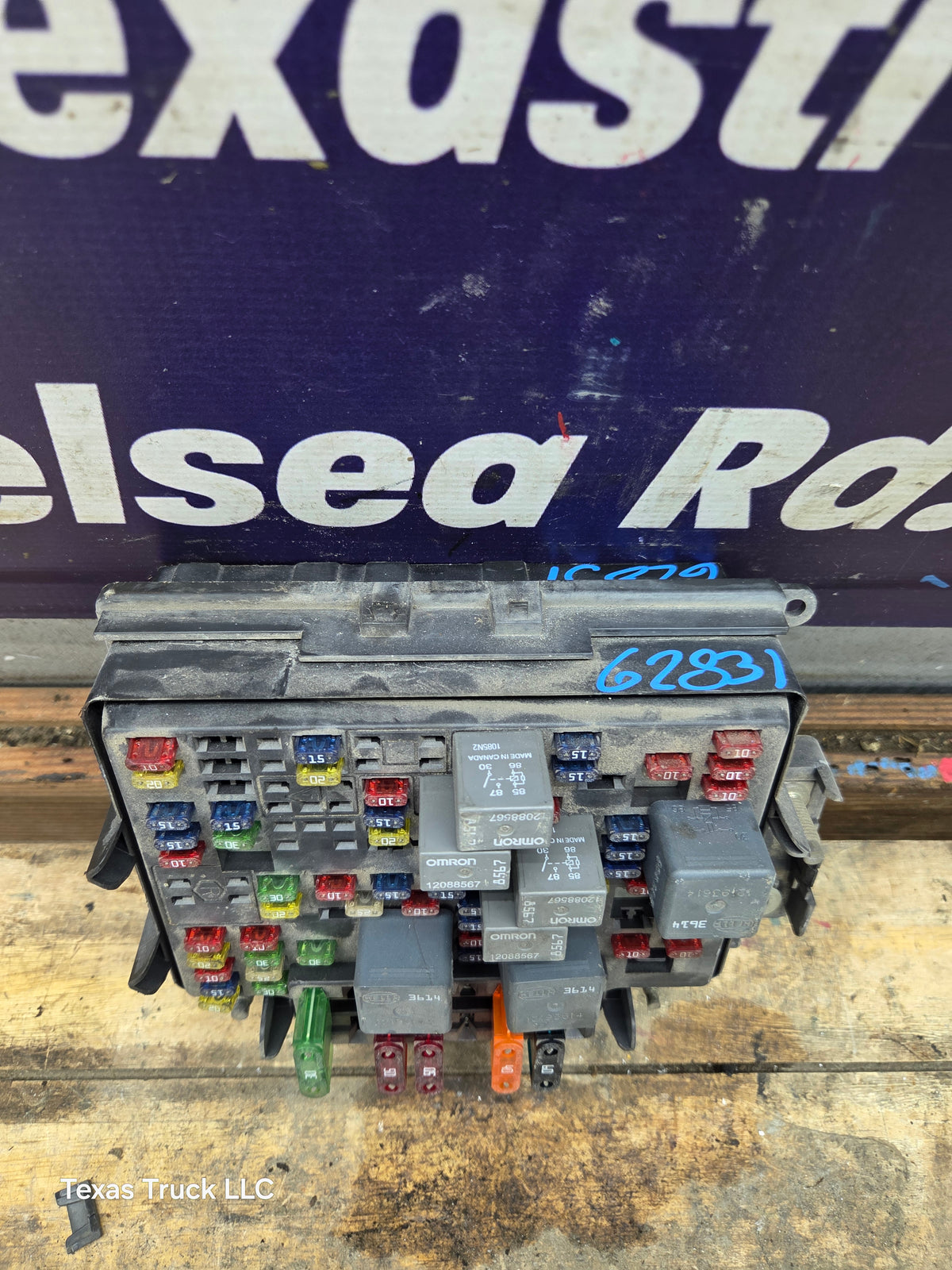 1999-2002 Chevrolet Silverado / GMC Sierra 1500 Engine Bay Fuse Box - 15328806
