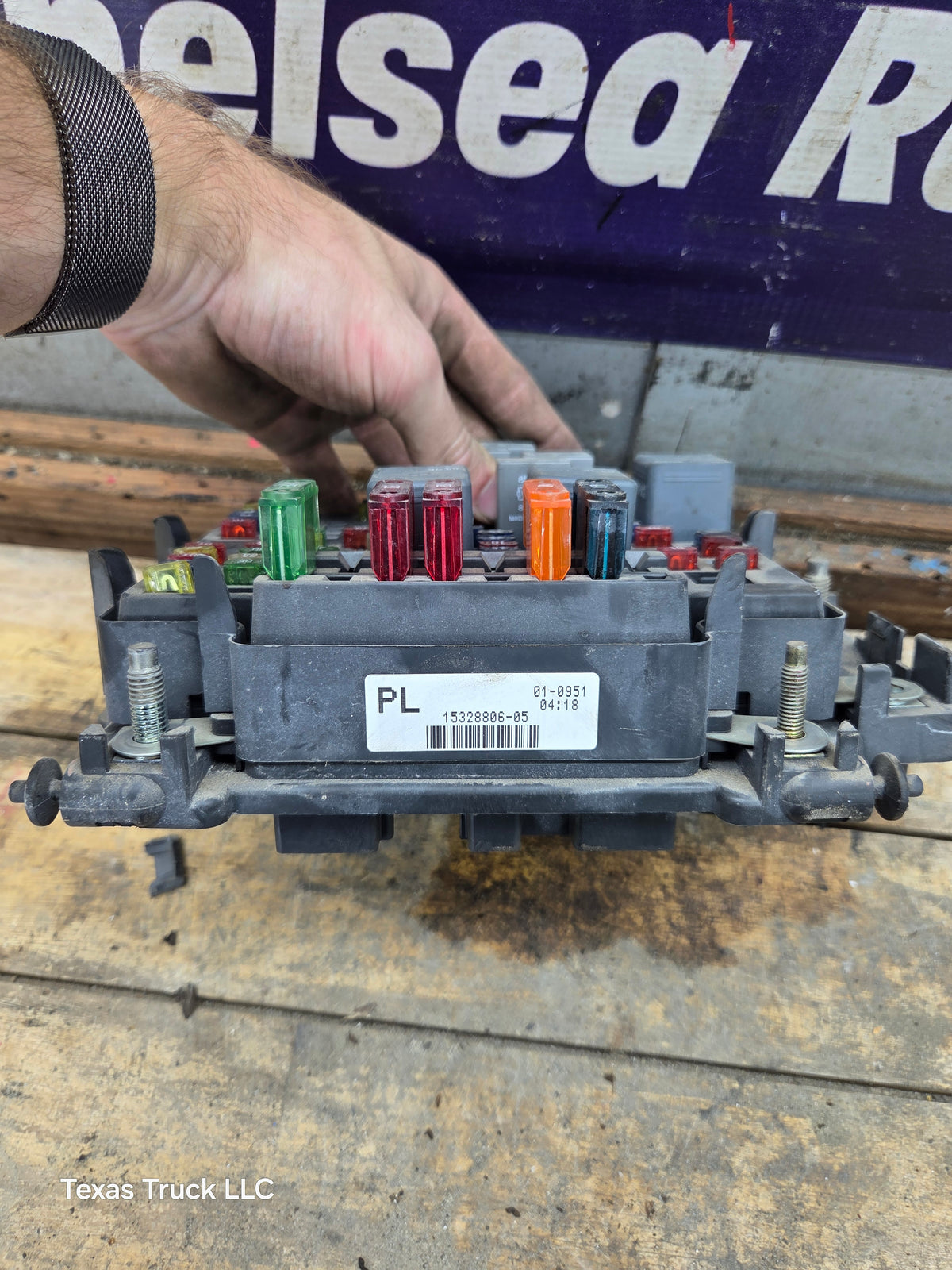 1999-2002 Chevrolet Silverado / GMC Sierra 1500 Engine Bay Fuse Box - 15328806