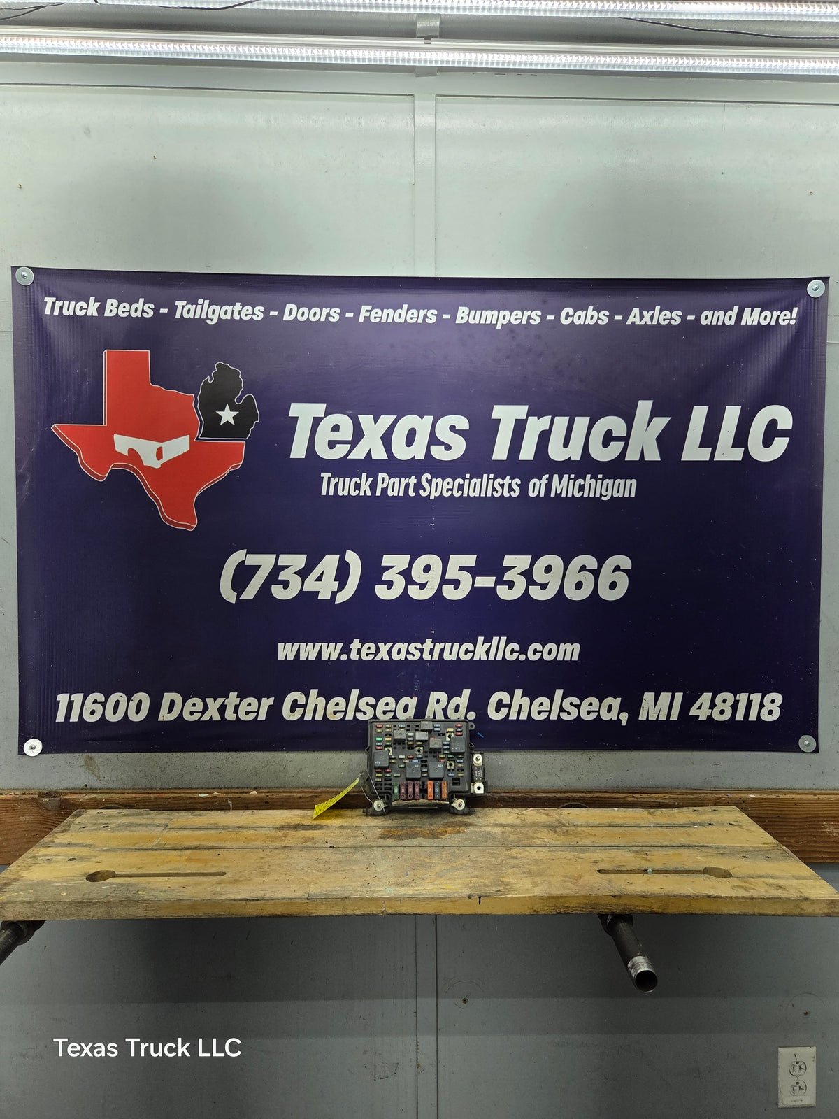 1999-2002 Chevrolet Silverado / GMC Sierra Engine Bay Fuse Box - 15328827
