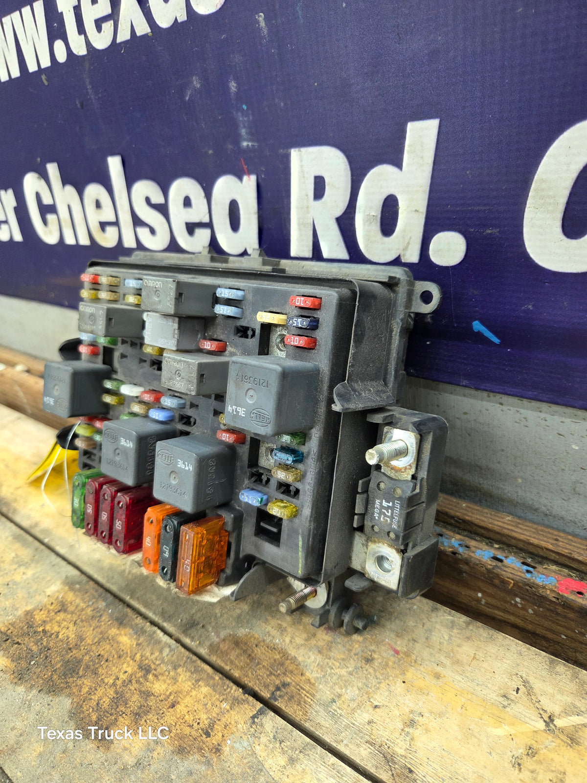 1999-2002 Chevrolet Silverado / GMC Sierra Engine Bay Fuse Box - 15328827