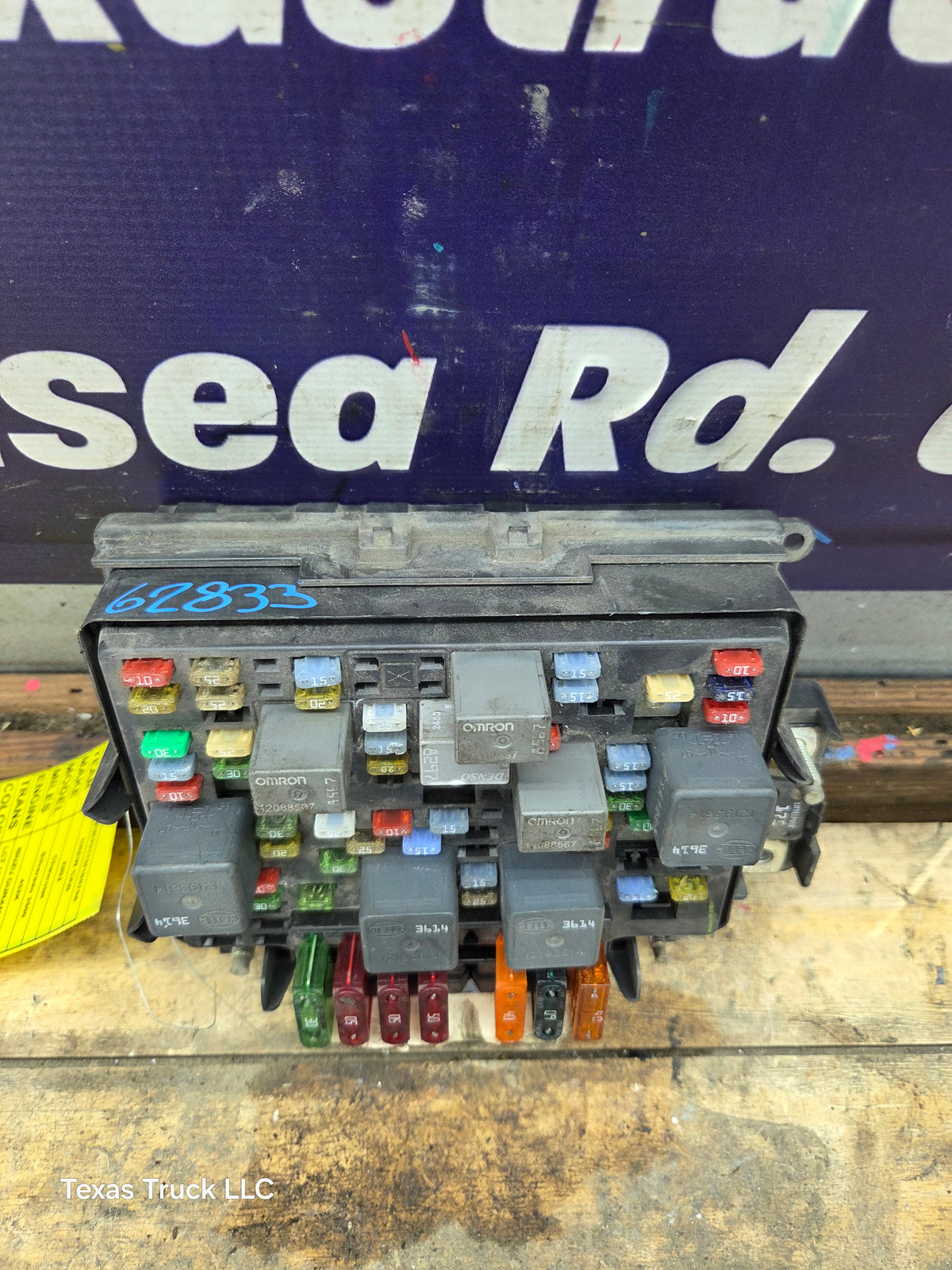 1999-2002 Chevrolet Silverado / GMC Sierra Engine Bay Fuse Box - 15328827