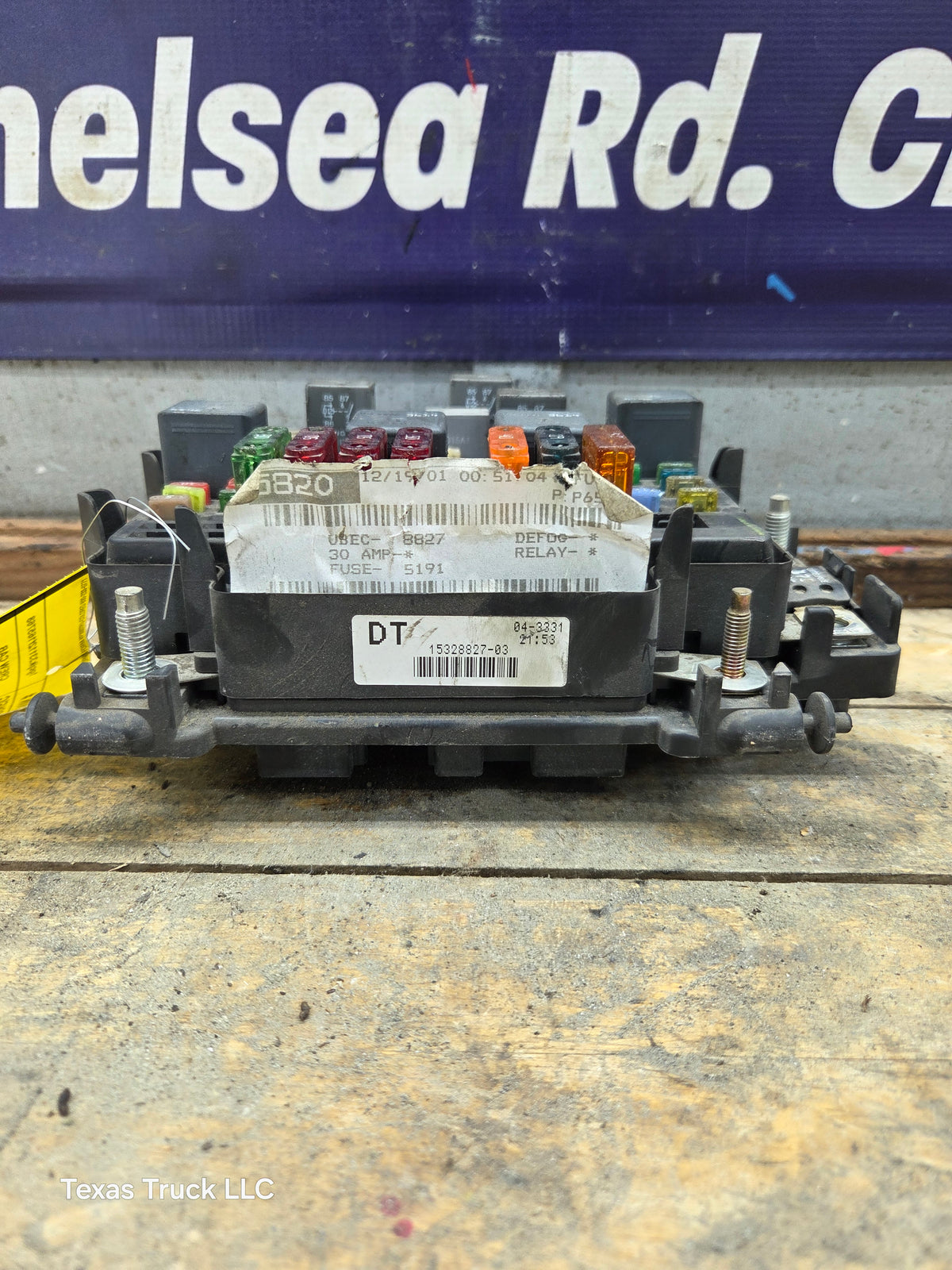 1999-2002 Chevrolet Silverado / GMC Sierra Engine Bay Fuse Box - 15328827