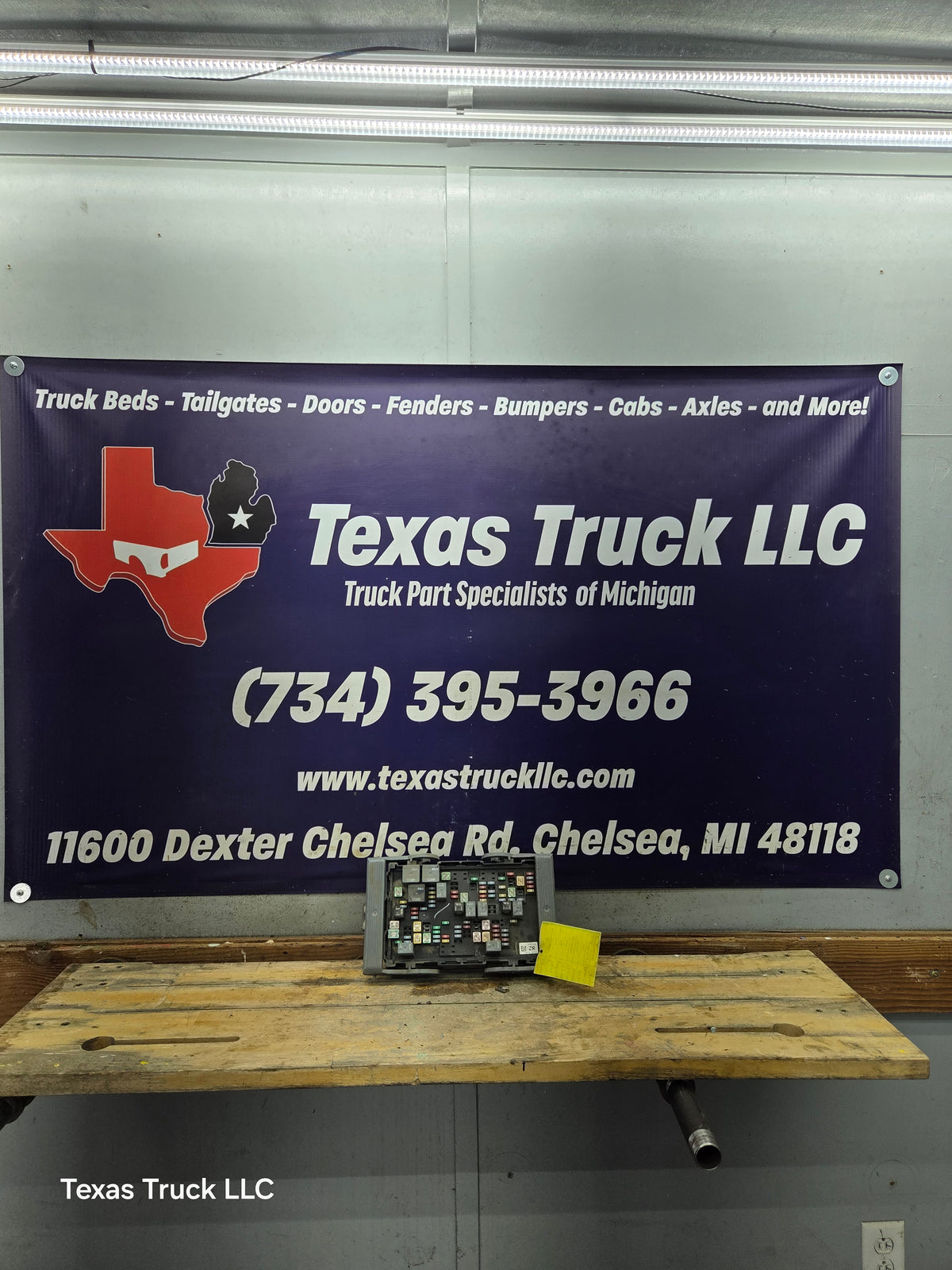 2007-2009 Chevrolet Silverado / GMC Sierra 1500 2500 3500 Engine Bay Fuse Box