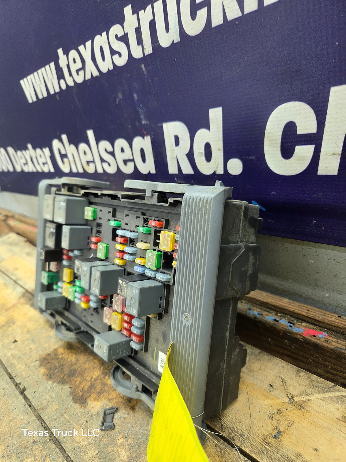 2007-2009 Chevrolet Silverado / GMC Sierra 1500 2500 3500 Engine Bay Fuse Box
