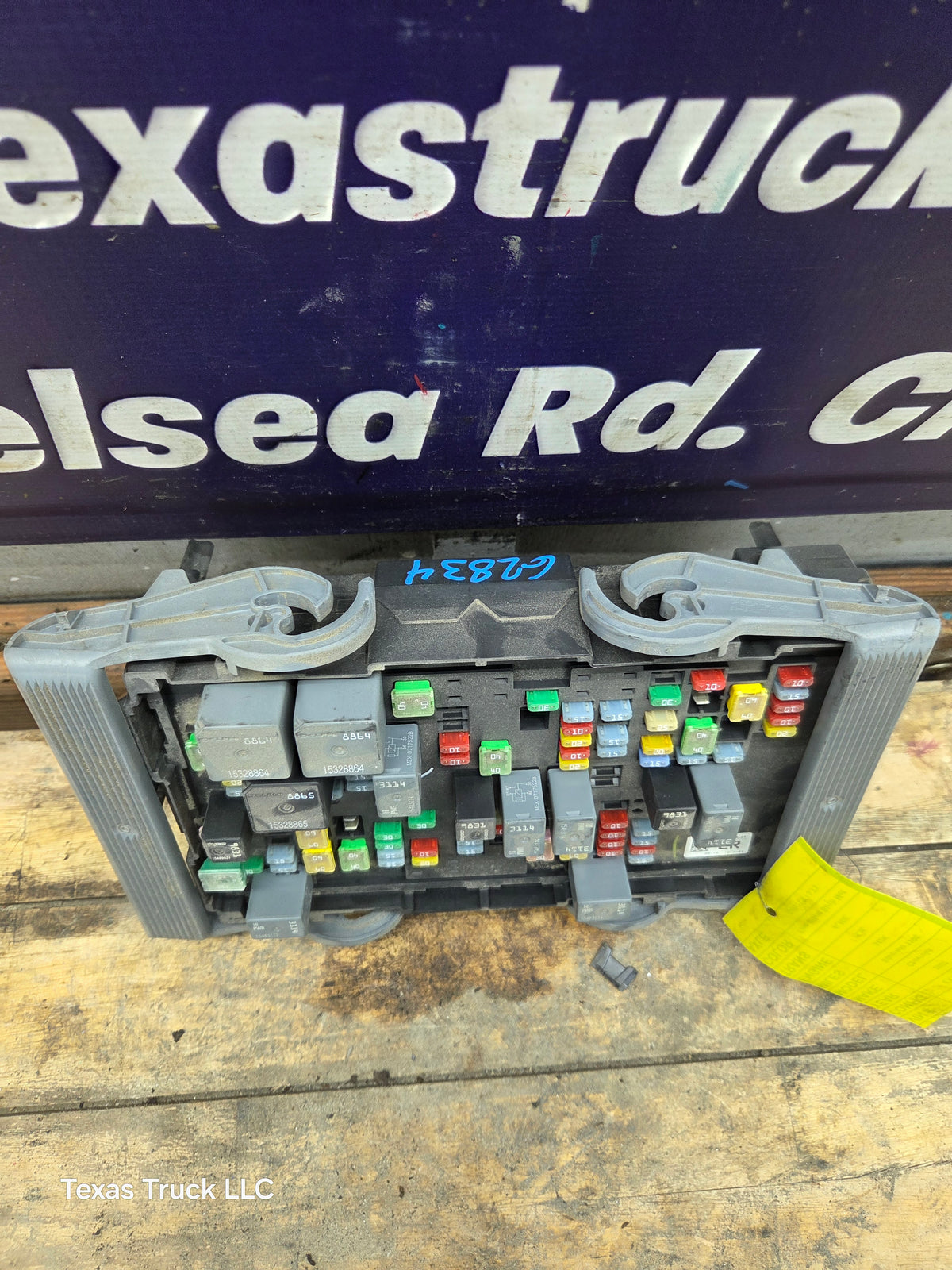 2007-2009 Chevrolet Silverado / GMC Sierra 1500 2500 3500 Engine Bay Fuse Box