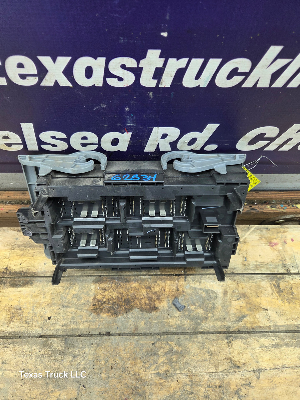 2007-2009 Chevrolet Silverado / GMC Sierra 1500 2500 3500 Engine Bay Fuse Box