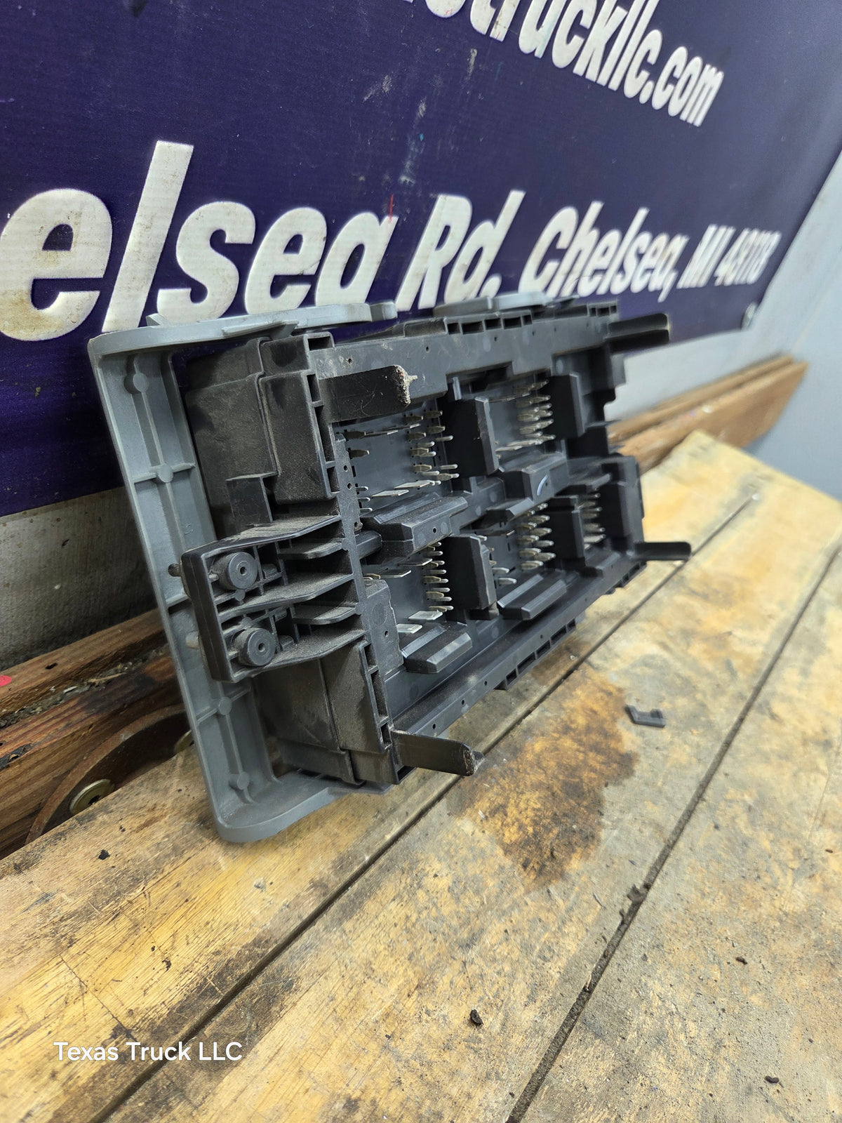 2007-2009 Chevrolet Silverado / GMC Sierra 1500 2500 3500 Engine Bay Fuse Box