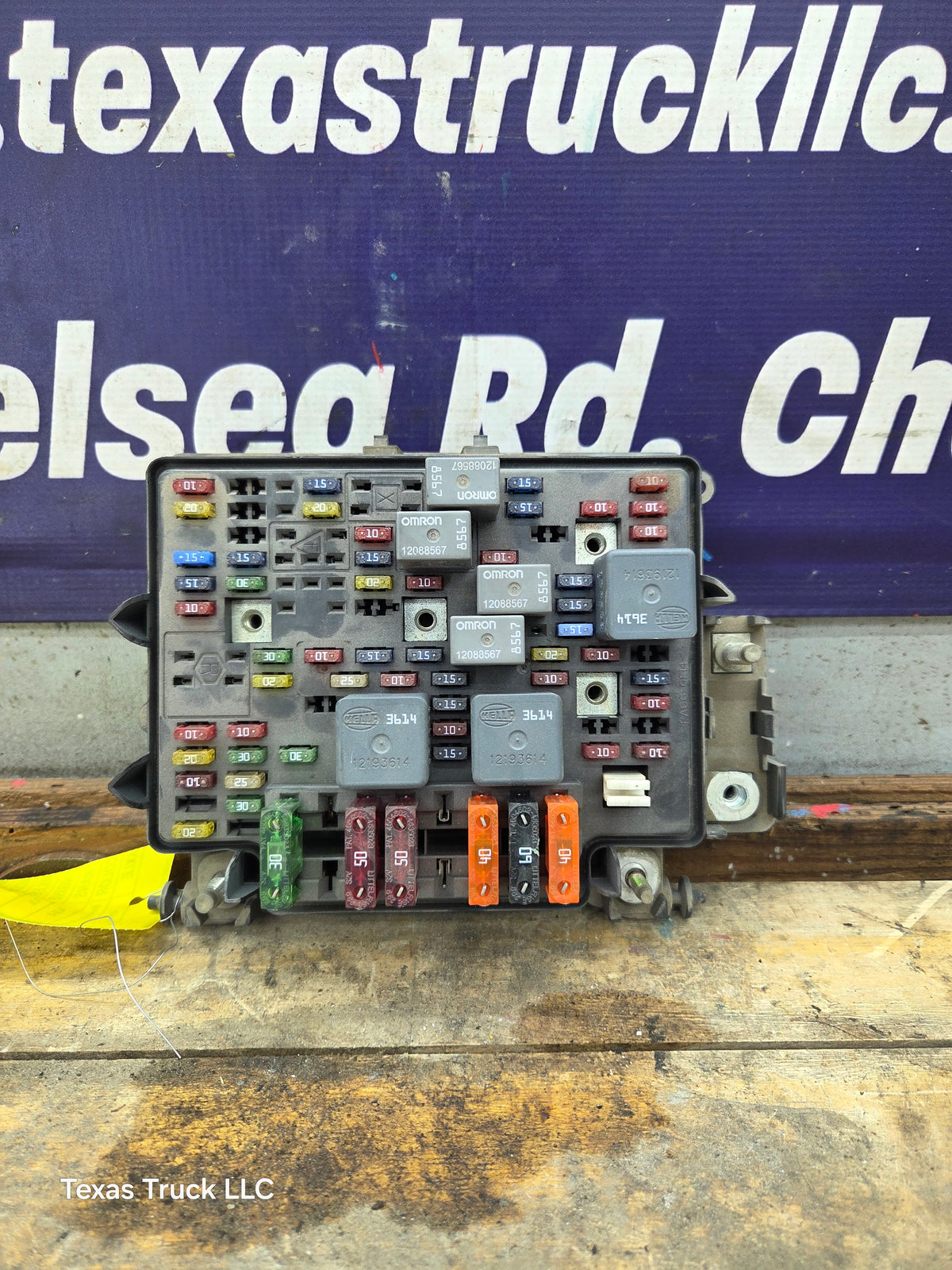 1999-2002 Chevrolet Silverado / GMC Sierra 1500 Engine Bay Fuse Box - 15328806