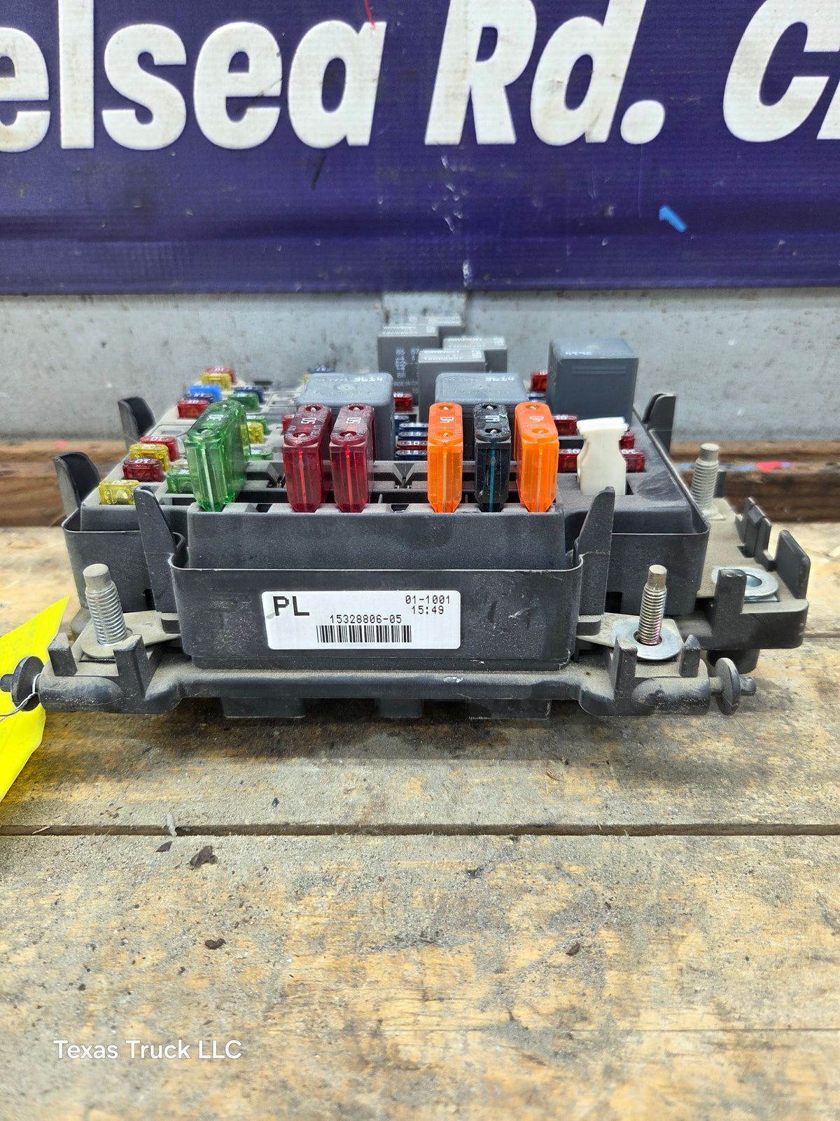 1999-2002 Chevrolet Silverado / GMC Sierra 1500 Engine Bay Fuse Box - 15328806