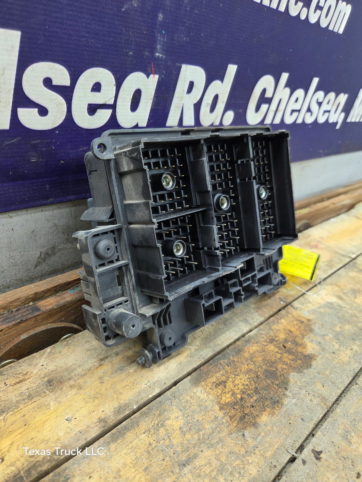 1999-2002 Chevrolet Silverado / GMC Sierra 1500 Engine Bay Fuse Box - 15328806