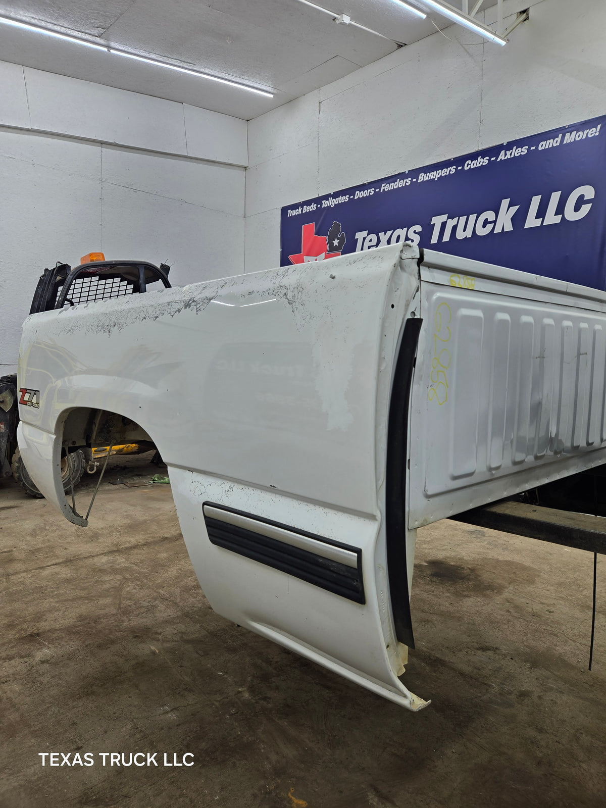 1999-2007 Chevrolet Silverado / GMC Sierra 1500 2500HD 3500HD 6' 6" Short Truck Bed