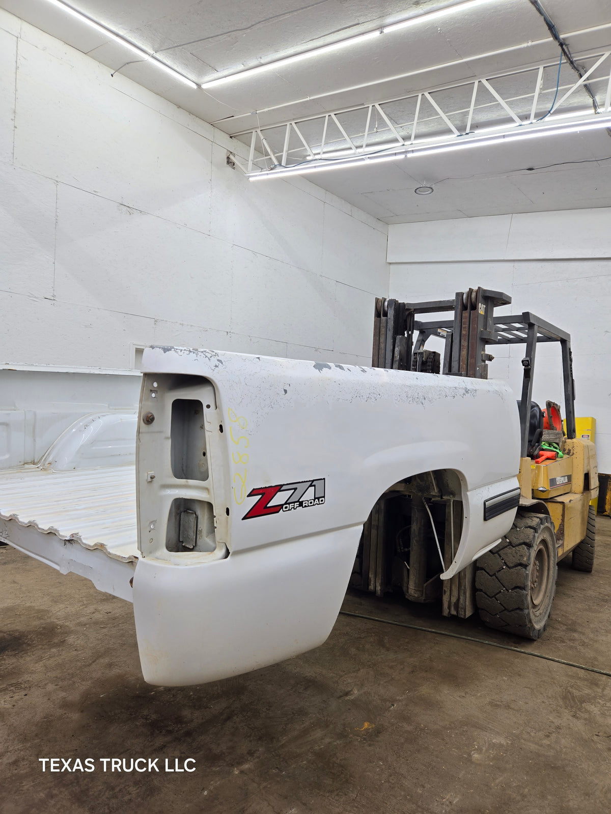 1999-2007 Chevrolet Silverado / GMC Sierra 1500 2500HD 3500HD 6' 6" Short Truck Bed