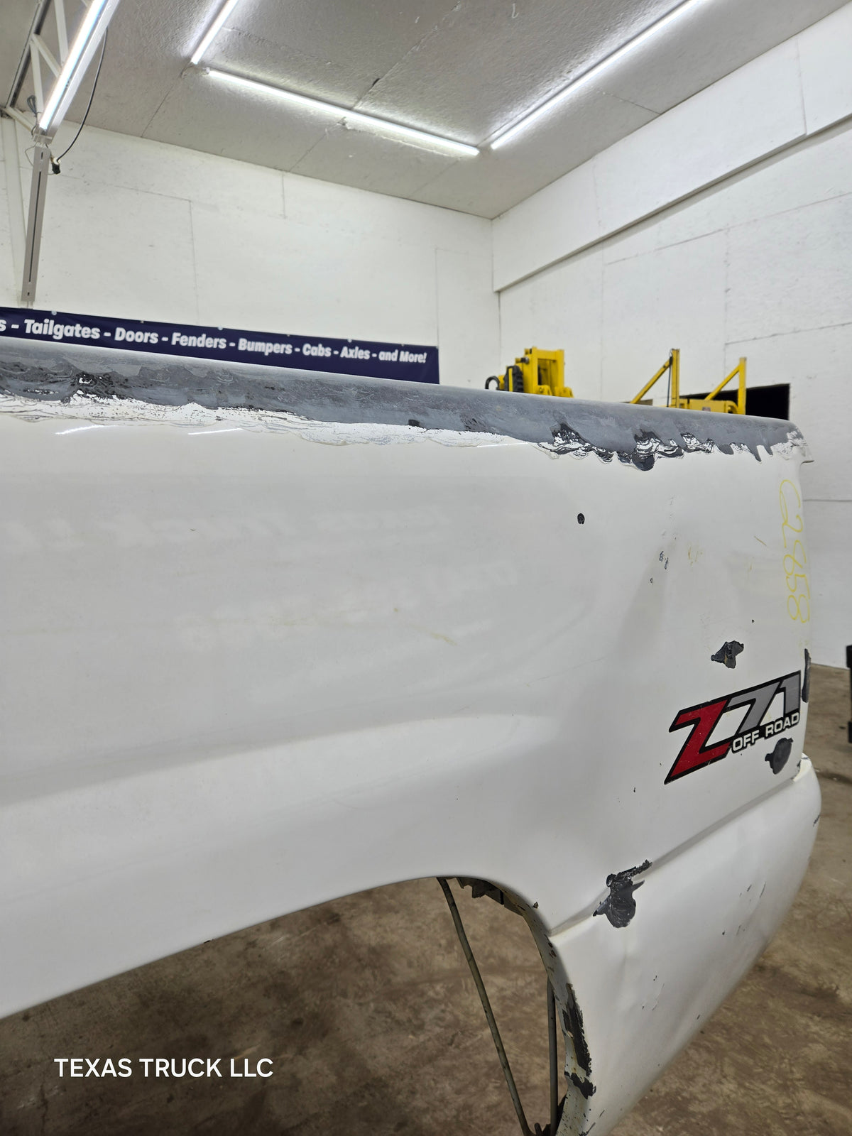 1999-2007 Chevrolet Silverado / GMC Sierra 1500 2500HD 3500HD 6' 6" Short Truck Bed